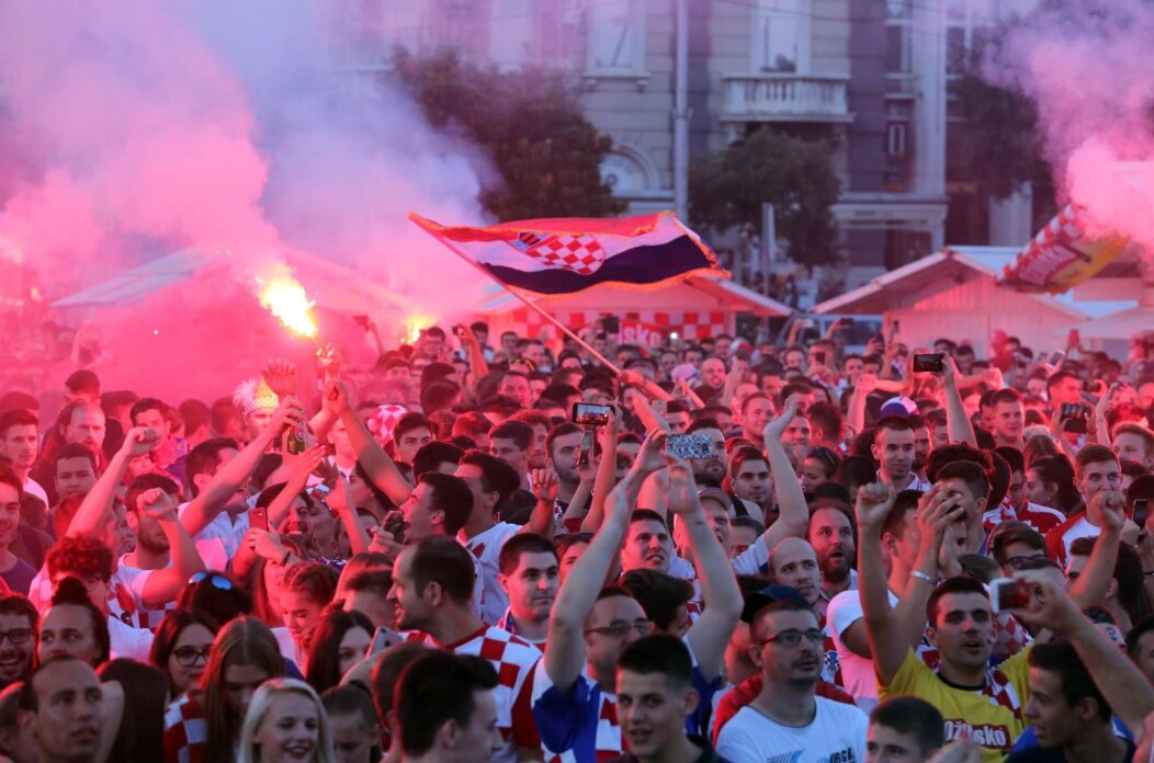 Rijeka: Navijači na gatu Karoline riječke prate utakmicu Rusija – Hrvatska Rijeka: Navijači na gatu Karoline riječke prate utakmicu Rusija – Hrvatska
