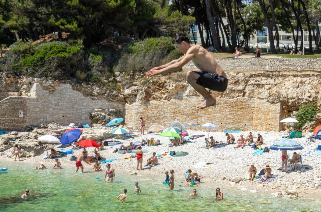 Pula: Havajska plaža na Verudeli raj je za kupače i ljubitelje skokova sa stijena