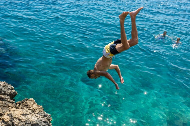 Pula: Havajska plaža na Verudeli raj je za kupače i ljubitelje skokova sa stijena