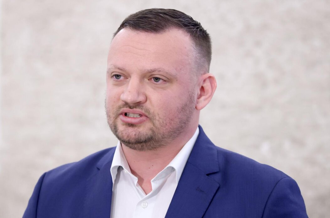 Zagreb: Viktor Šimunić u DIP-u predao svoju kandidacijsku listu nezavisnih Zagreb: Viktor Šimunić u DIP-u predao svoju kandidacijsku listu nezavisnih