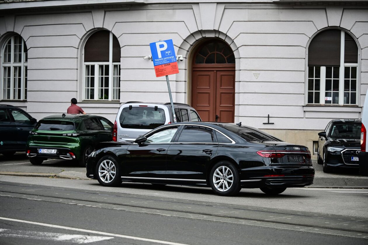 Zagreb: Plenković imao sudar, udario ga i drugi auto iz pratnje