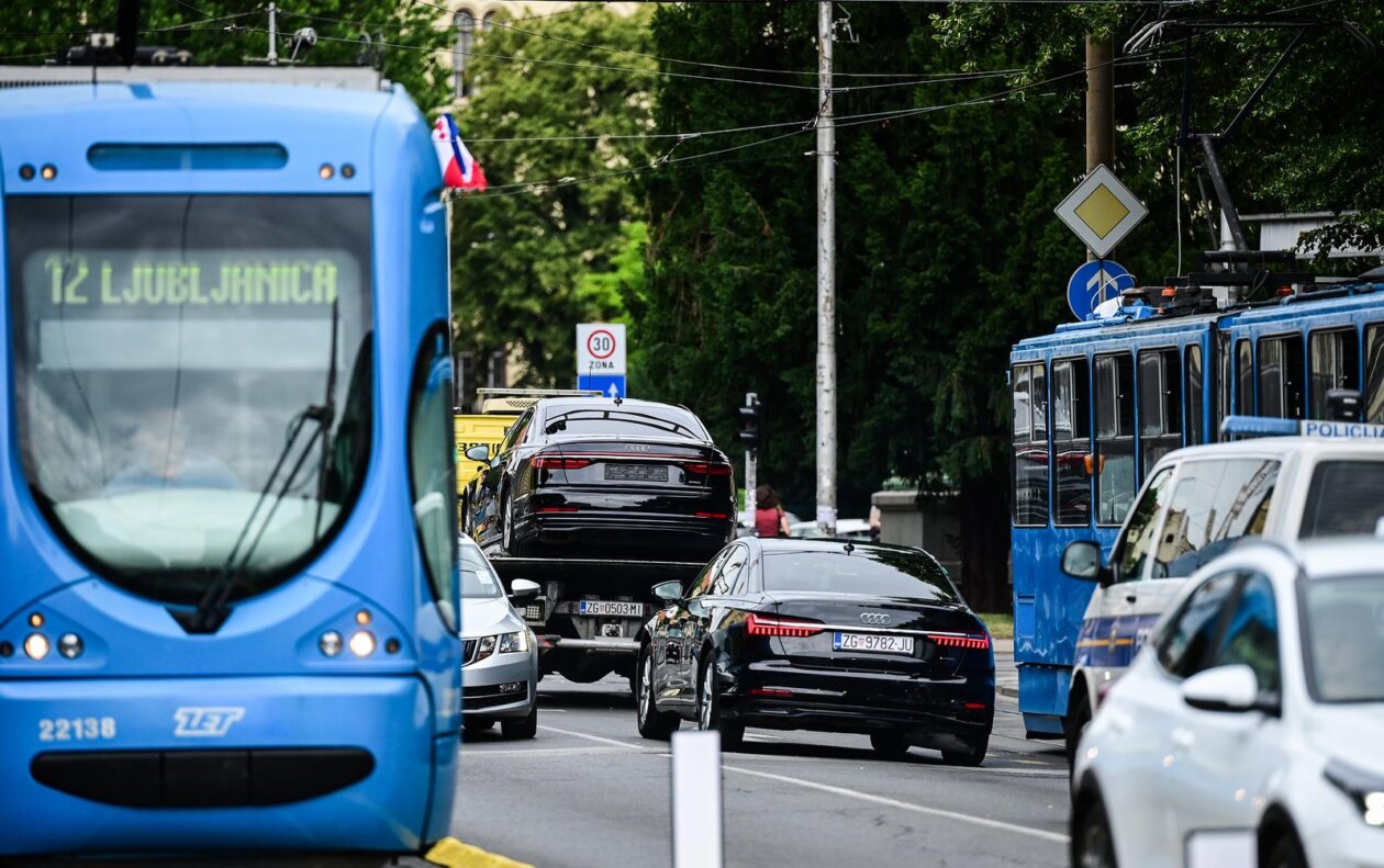 Zagreb: Plenković imao sudar, udario ga i drugi auto iz pratnje