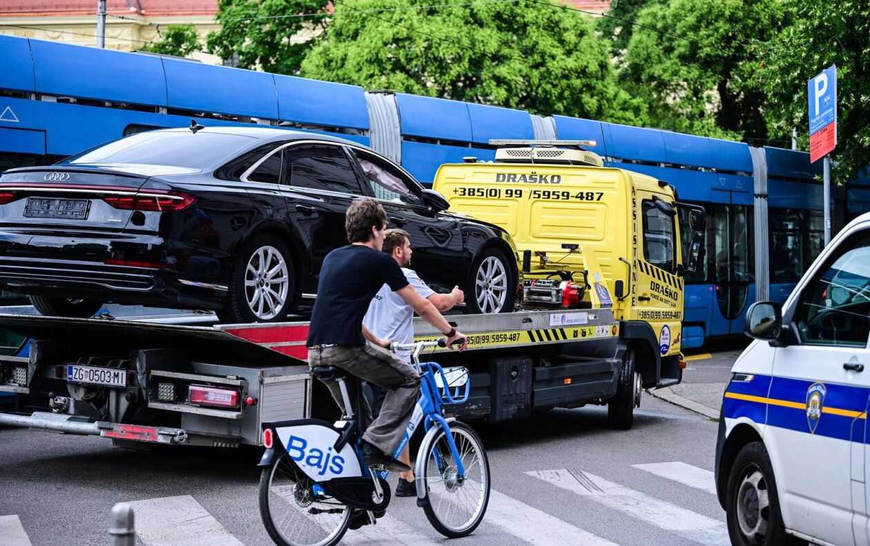 Zagreb: Plenković imao sudar, udario ga i drugi auto iz pratnje