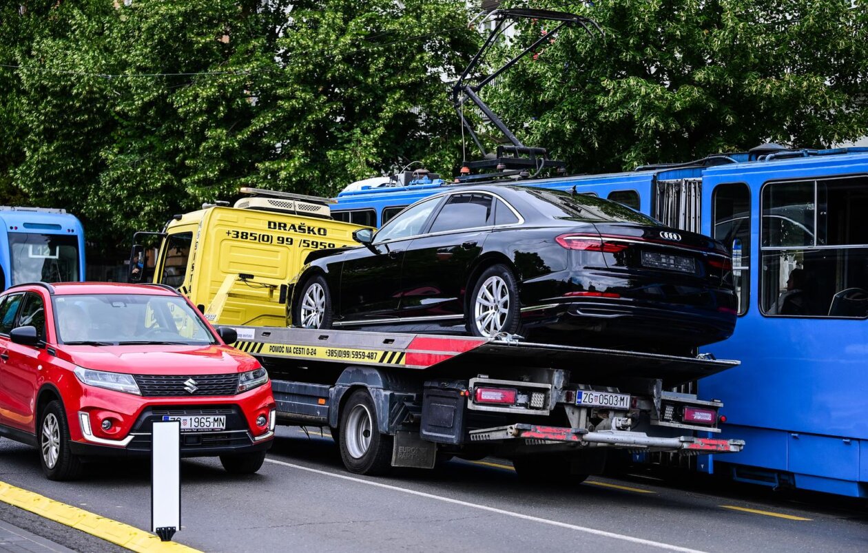 Zagreb: Plenković imao sudar, udario ga i drugi auto iz pratnje
