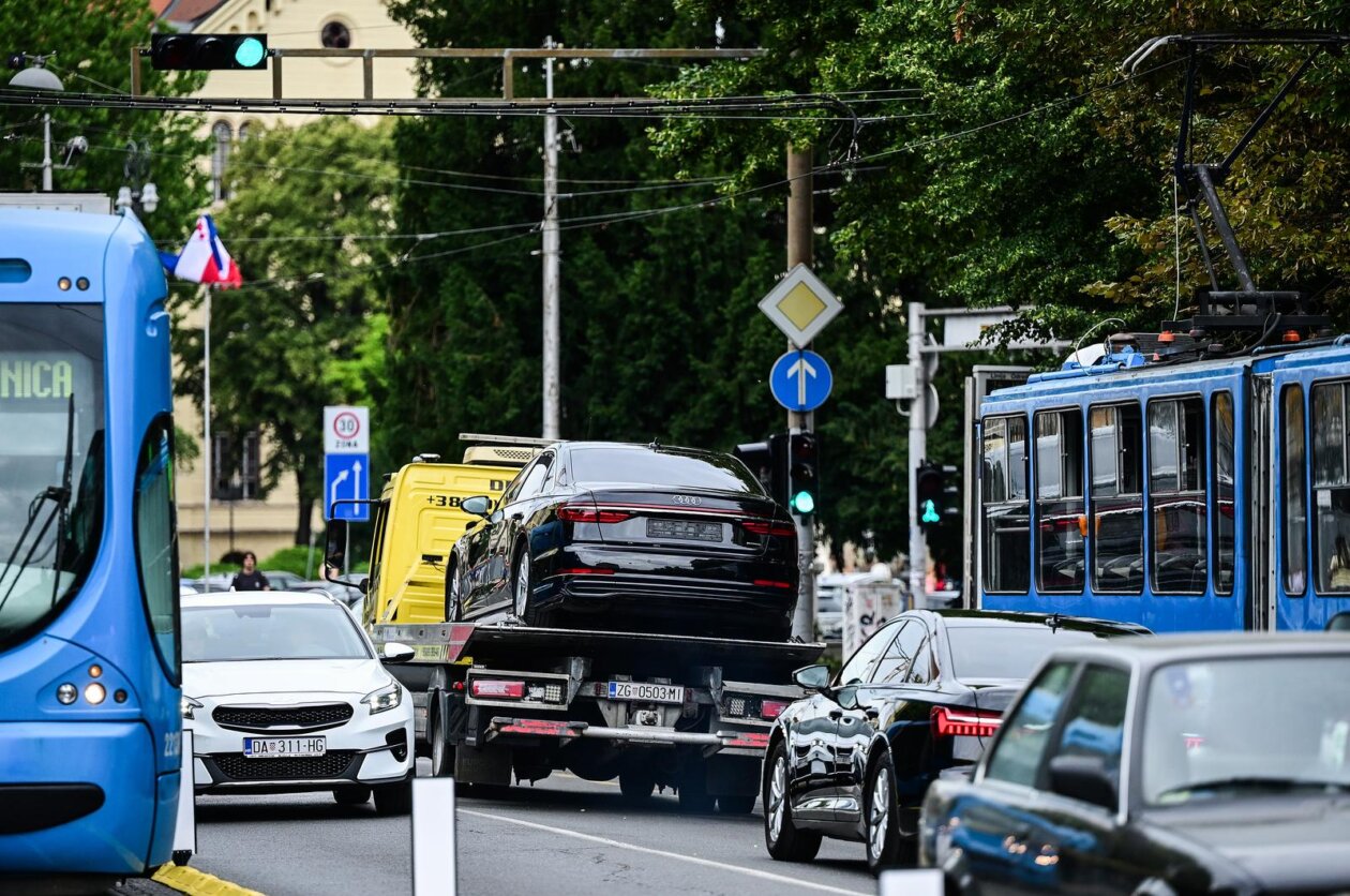 Zagreb: Plenković imao sudar, udario ga i drugi auto iz pratnje