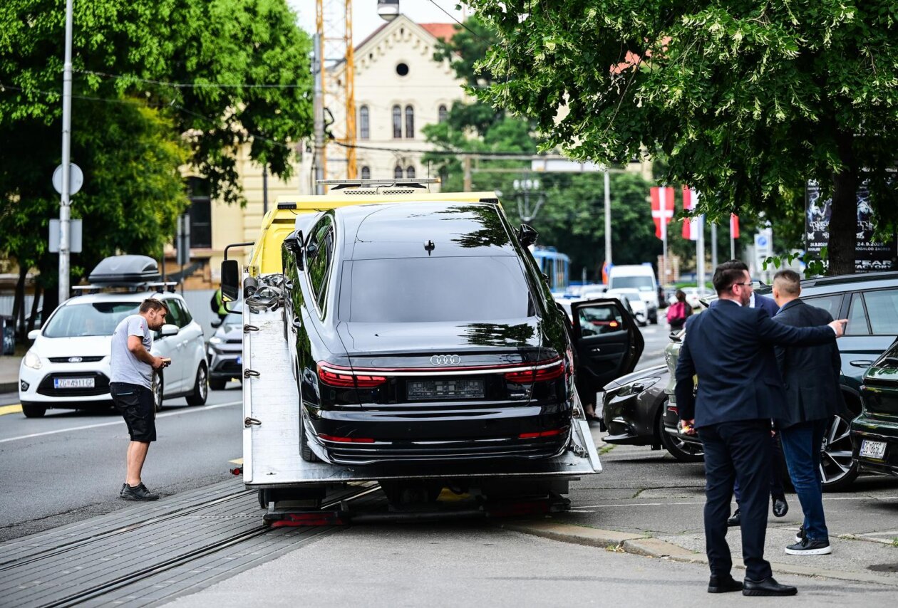 Zagreb: Plenković imao sudar, udario ga i drugi auto iz pratnje