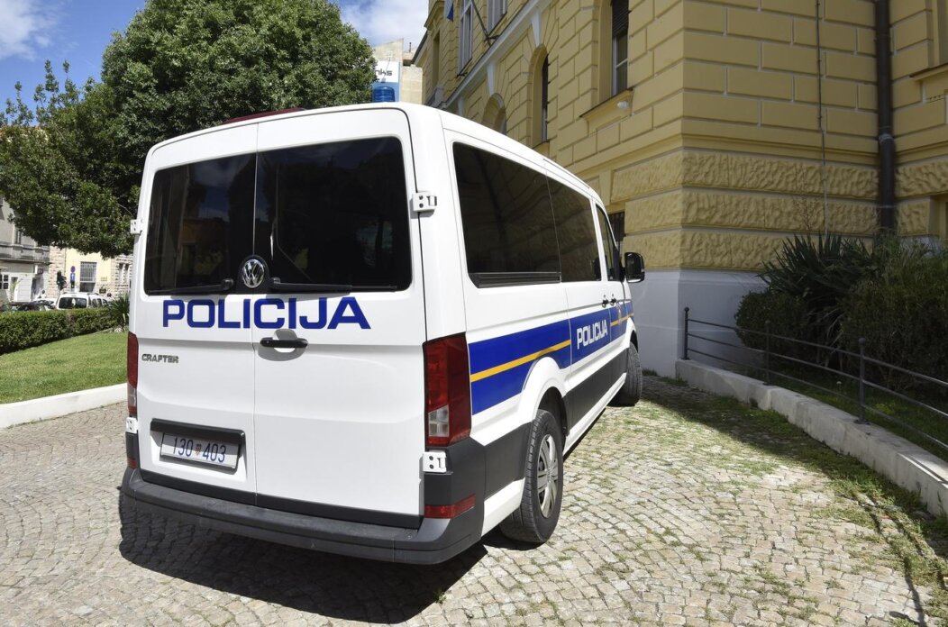 Šibenik: Kombi interventne policije ispred suda u Šibeniku