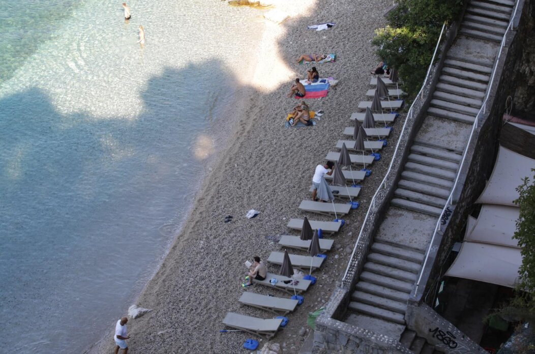 Rijeka: Plaže na Pećinama i u Kostreni prijepodne bez ručnika koji “čuvaju” mjesta