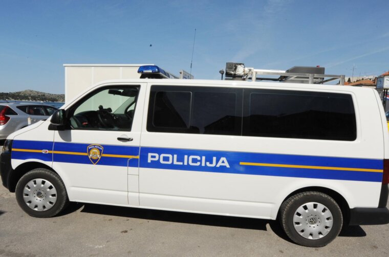 ibenik: Policijski o?evid na mjestu gdje je automobil upao u more