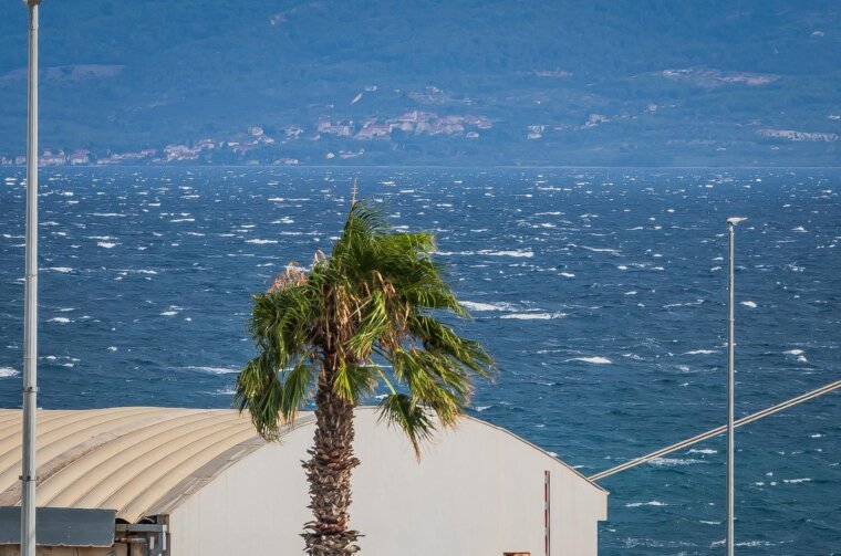 Split:  Olujni oblaci i jako jugo na moru ispred Splita
