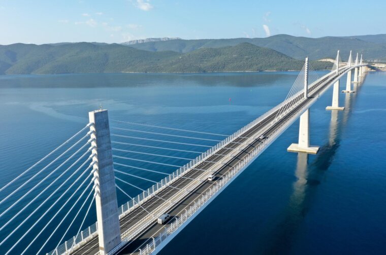 Pogled iz zraka na Pelješki most Pogled iz zraka na Pelješki most