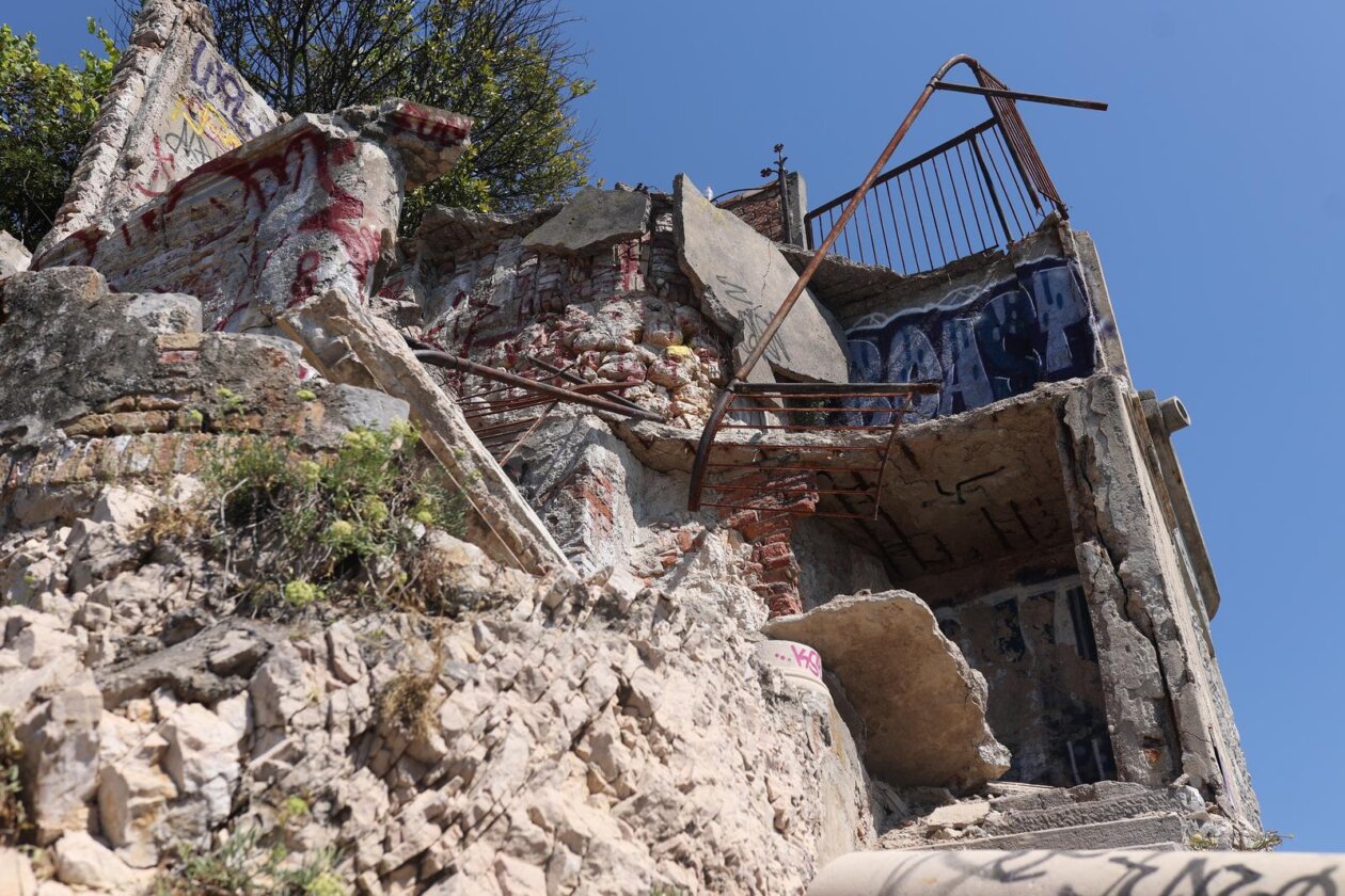 Rijeka: Urušeni balkon napuštenog objekta na Pećinama Rijeka: Urušeni balkon napuštenog objekta na Pećinama