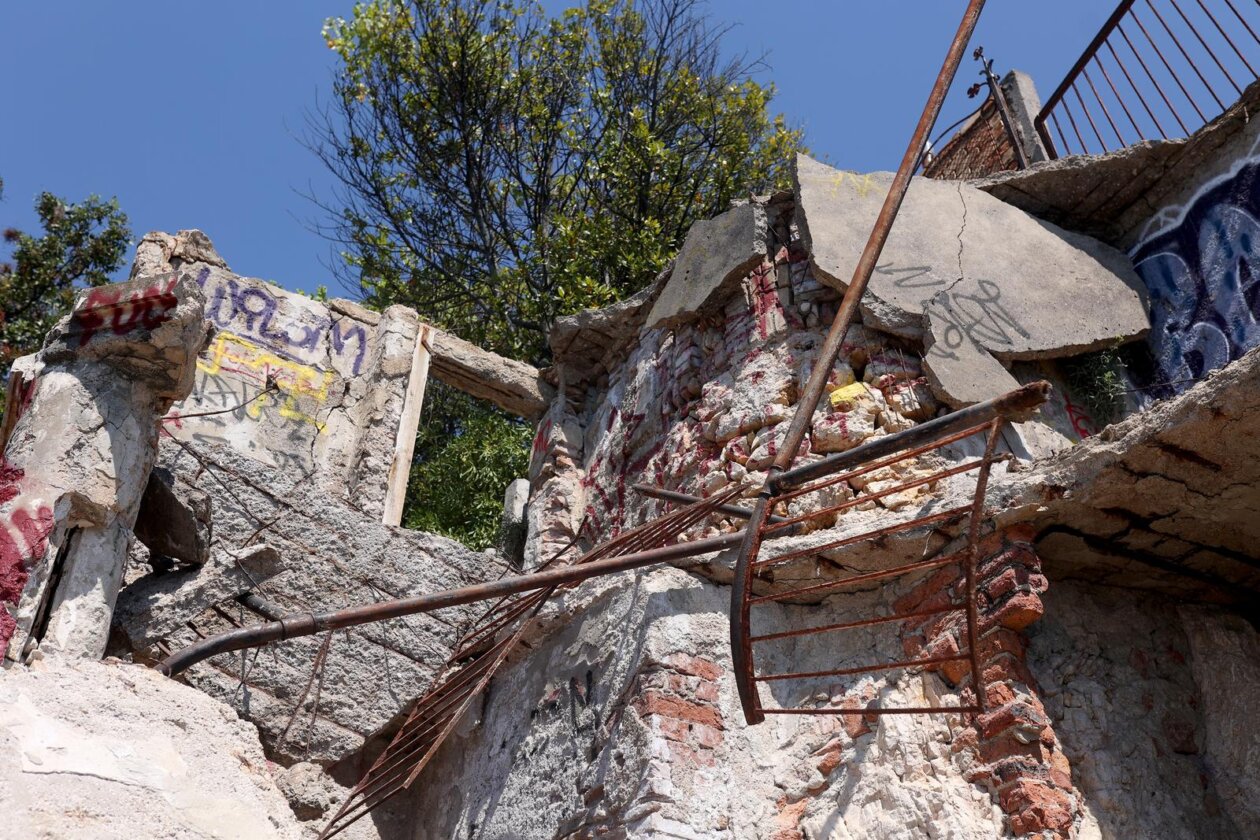 Rijeka: Urušeni balkon napuštenog objekta na Pećinama Rijeka: Urušeni balkon napuštenog objekta na Pećinama