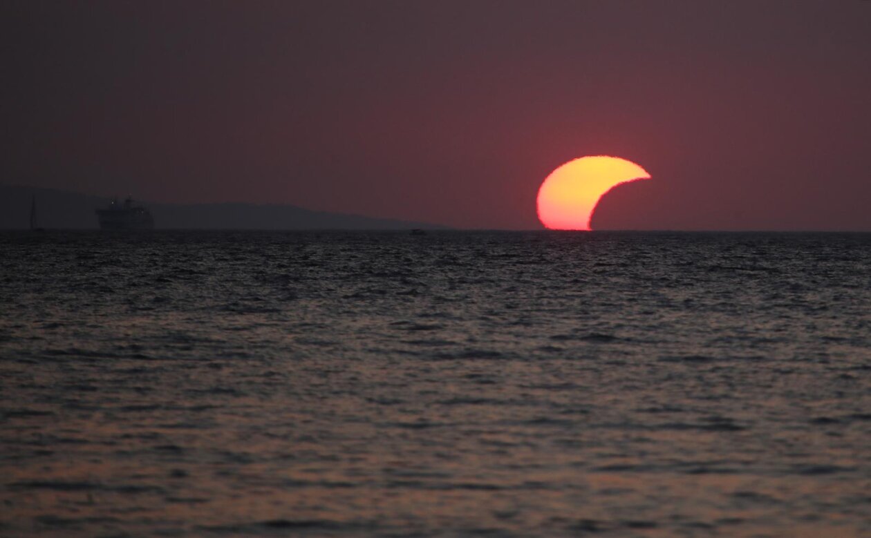 Vela Luka: Pomrčina sunca Vela Luka: Pomrčina sunca