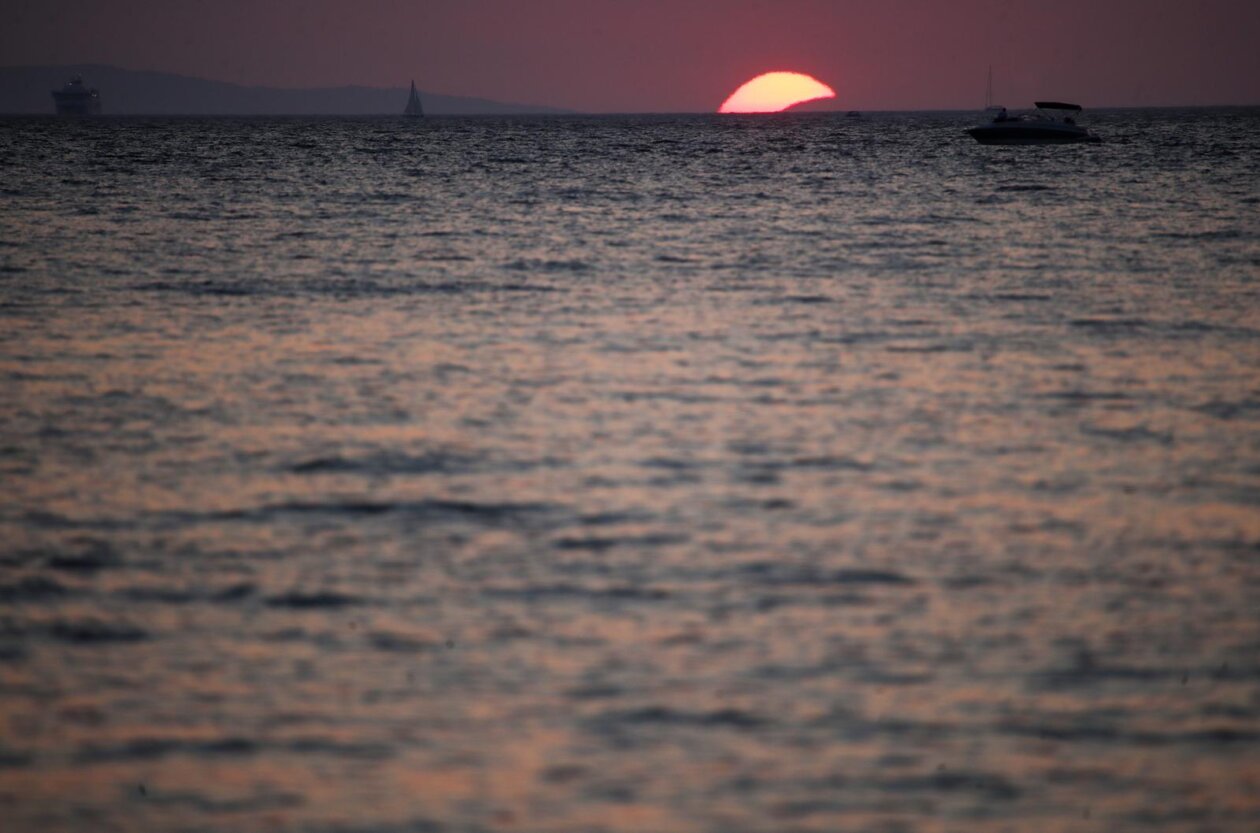 Vela Luka: Pomrčina sunca Vela Luka: Pomrčina sunca