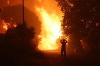 Požar kod Omiša: Zatvorena magistrala,gore automobili i brodovi Požar kod Omiša: Zatvorena magistrala,gore automobili i brodovi