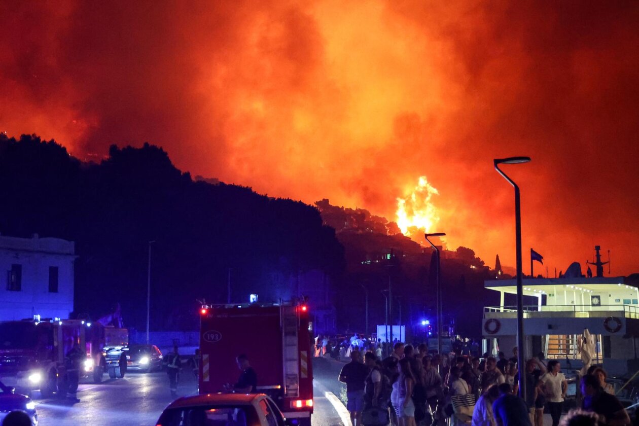 Požar kod Omiša: Evakuiran velik broj turista i mještana, pred vatrogascima je besana noć Požar kod Omiša: Evakuiran velik broj turista i mještana, pred vatrogascima je besana noć