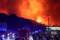 Požar kod Omiša: Evakuiran velik broj turista i mještana, pred vatrogascima je besana noć Požar kod Omiša: Evakuiran velik broj turista i mještana, pred vatrogascima je besana noć