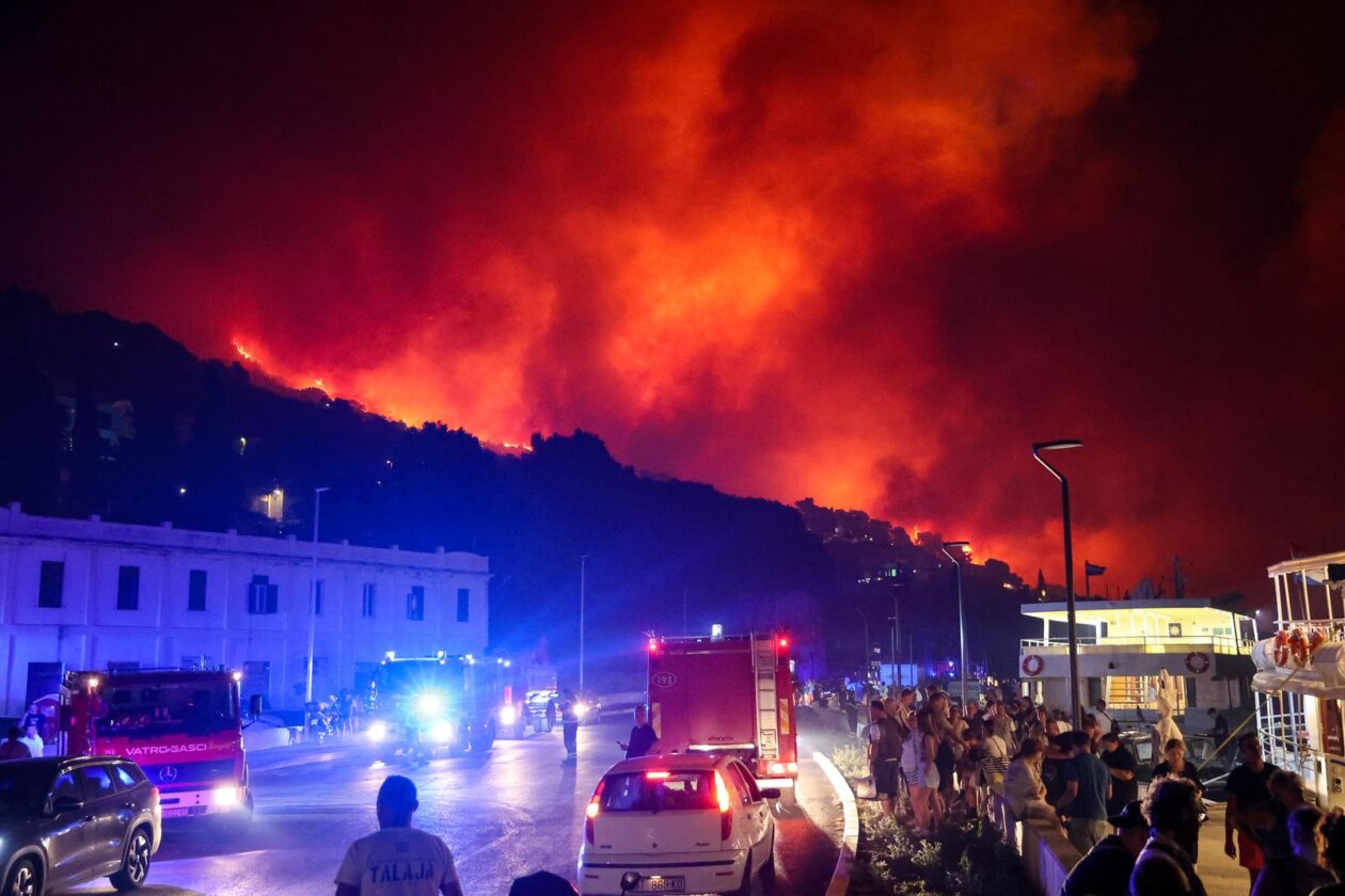 Požar kod Omiša: Evakuiran velik broj turista i mještana, pred vatrogascima je besana noć Požar kod Omiša: Evakuiran velik broj turista i mještana, pred vatrogascima je besana noć