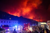 Požar kod Omiša: Evakuiran velik broj turista i mještana, pred vatrogascima je besana noć Požar kod Omiša: Evakuiran velik broj turista i mještana, pred vatrogascima je besana noć