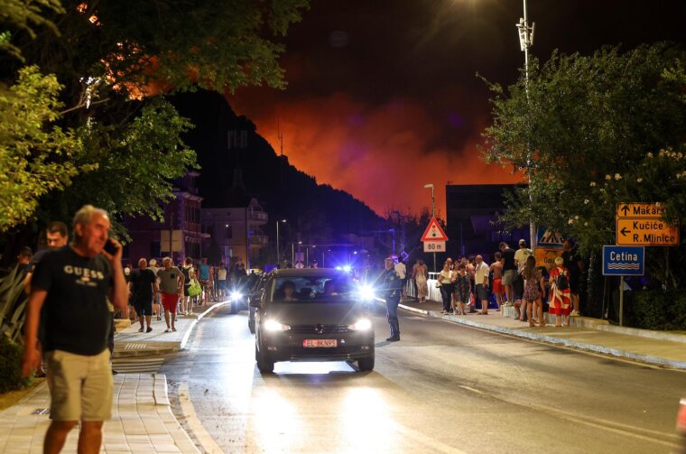 Požar kod Omiša: Evakuiran velik broj turista i mještana, pred vatrogascima je besana noć Požar kod Omiša: Evakuiran velik broj turista i mještana, pred vatrogascima je besana noć