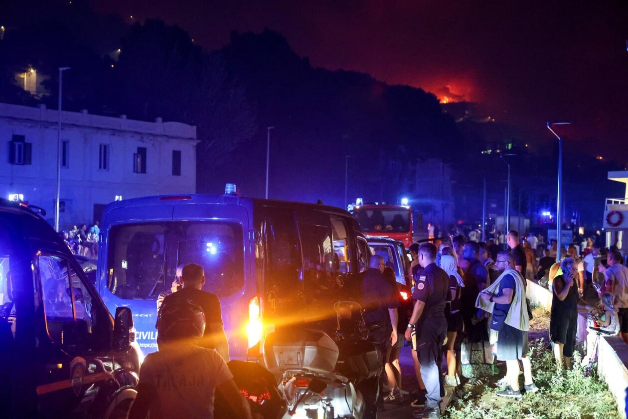 Požar kod Omiša: Evakuiran velik broj turista i mještana, pred vatrogascima je besana noć Požar kod Omiša: Evakuiran velik broj turista i mještana, pred vatrogascima je besana noć