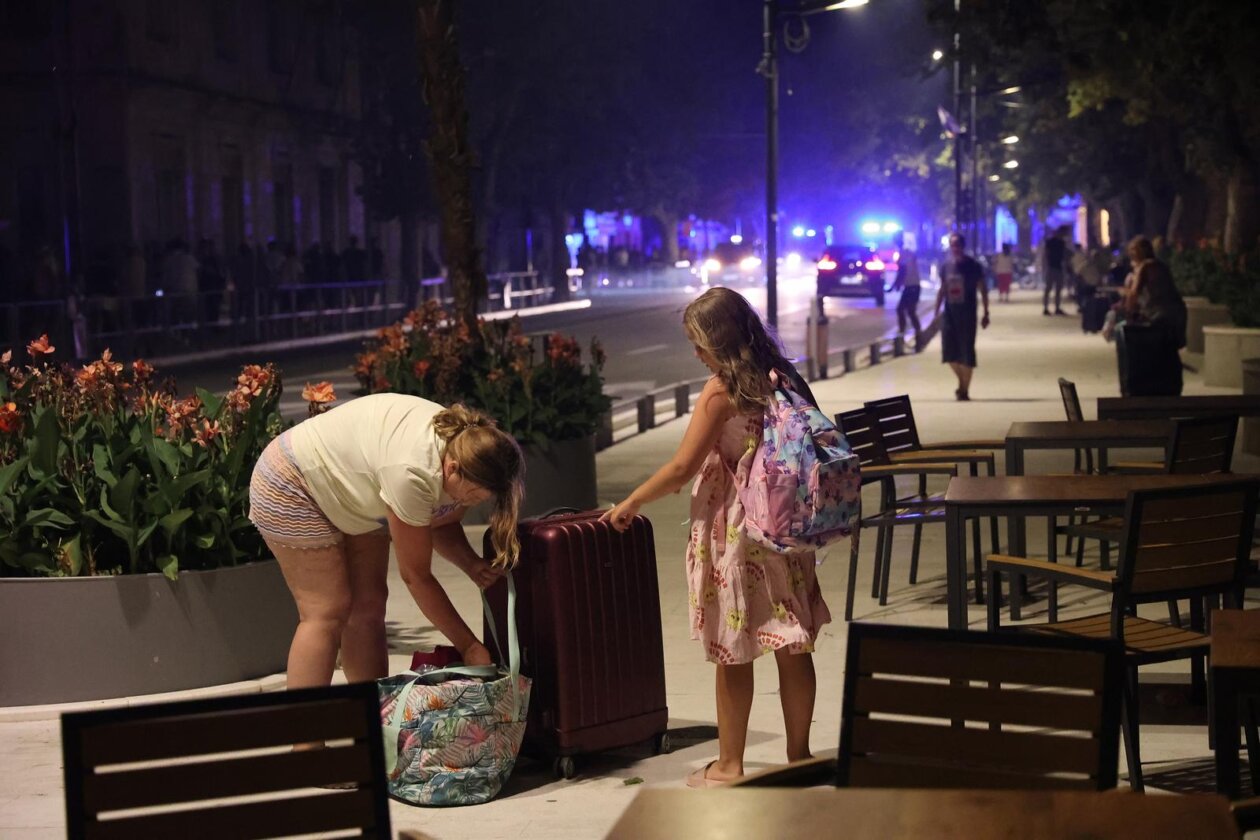 Požar kod Omiša: Evakuiran velik broj turista i mještana, pred vatrogascima je besana noć Požar kod Omiša: Evakuiran velik broj turista i mještana, pred vatrogascima je besana noć