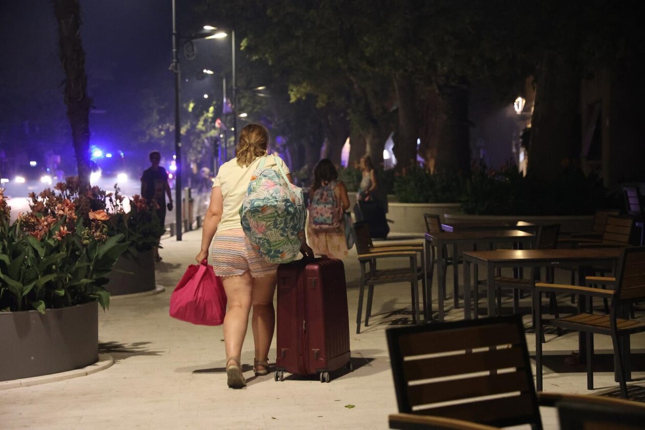 Požar kod Omiša: Evakuiran velik broj turista i mještana, pred vatrogascima je besana noć Požar kod Omiša: Evakuiran velik broj turista i mještana, pred vatrogascima je besana noć