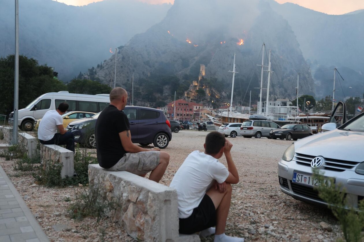 Požar kod Omiša i dalje bukti Požar kod Omiša i dalje bukti