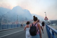 Požar kod Omiša i dalje bukti Požar kod Omiša i dalje bukti