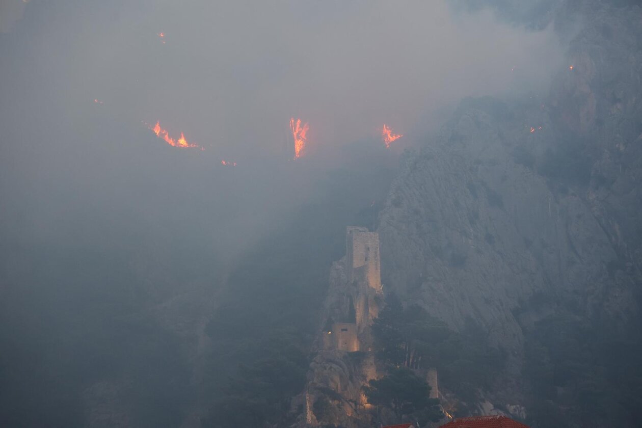 Požar kod Omiša i dalje bukti Požar kod Omiša i dalje bukti