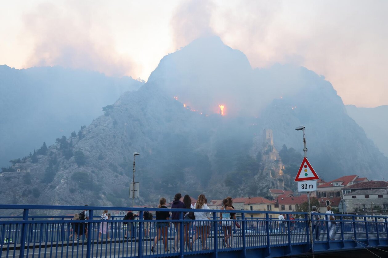 Požar kod Omiša i dalje bukti Požar kod Omiša i dalje bukti