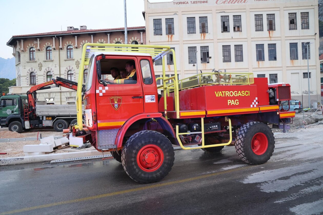 Požar kod Omiša i dalje bukti Požar kod Omiša i dalje bukti