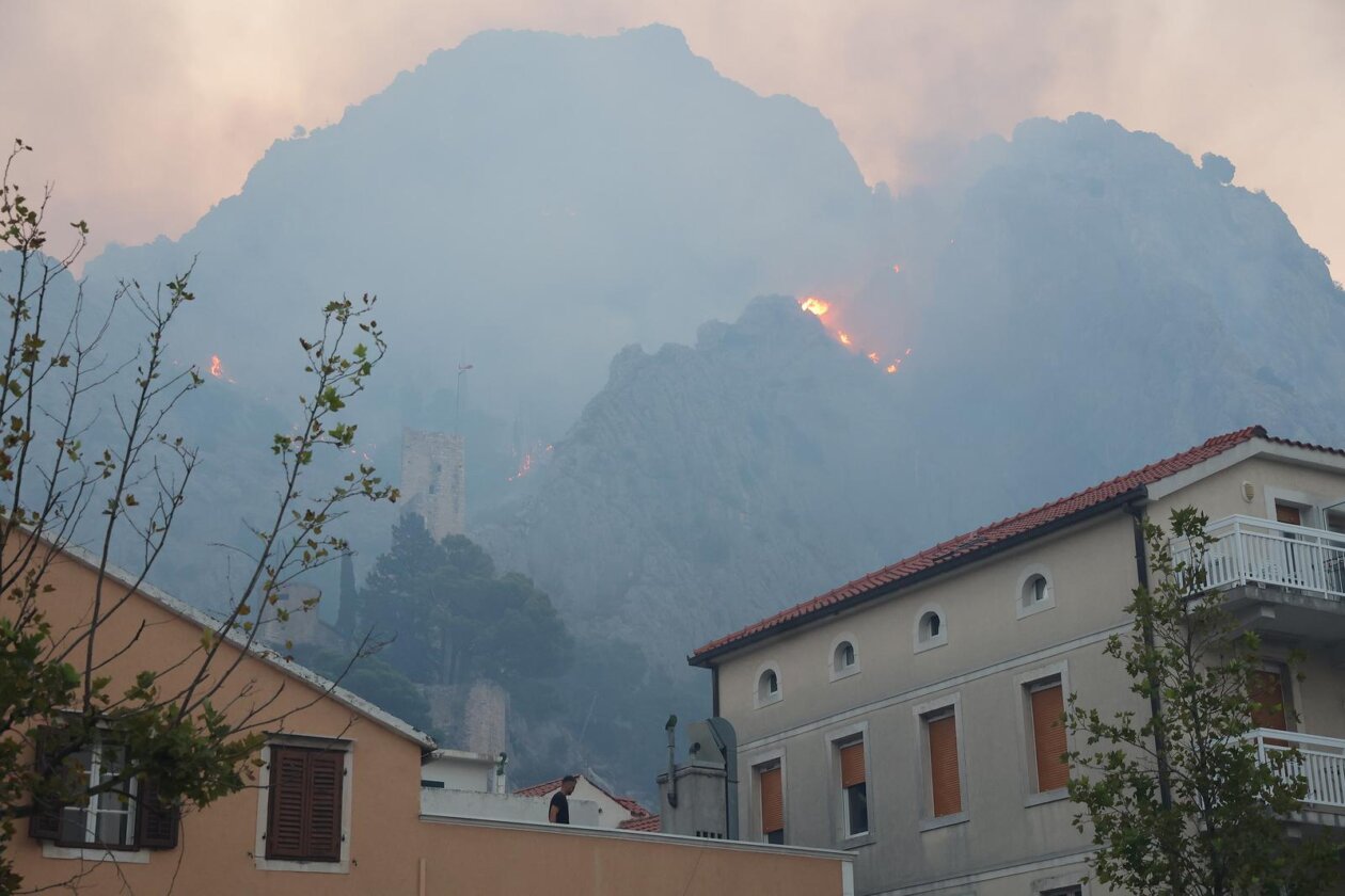 Požar kod Omiša i dalje bukti Požar kod Omiša i dalje bukti