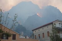 Požar kod Omiša i dalje bukti Požar kod Omiša i dalje bukti