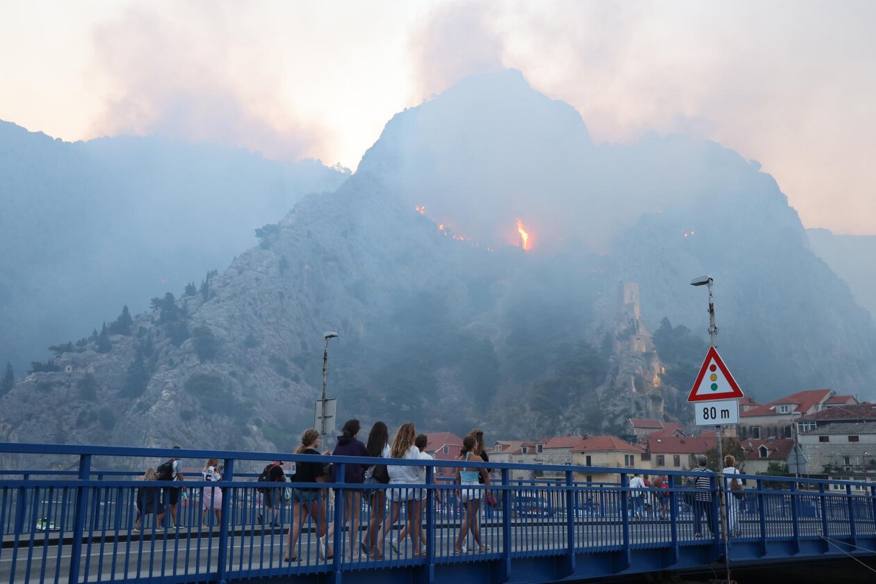 Požar kod Omiša i dalje bukti Požar kod Omiša i dalje bukti