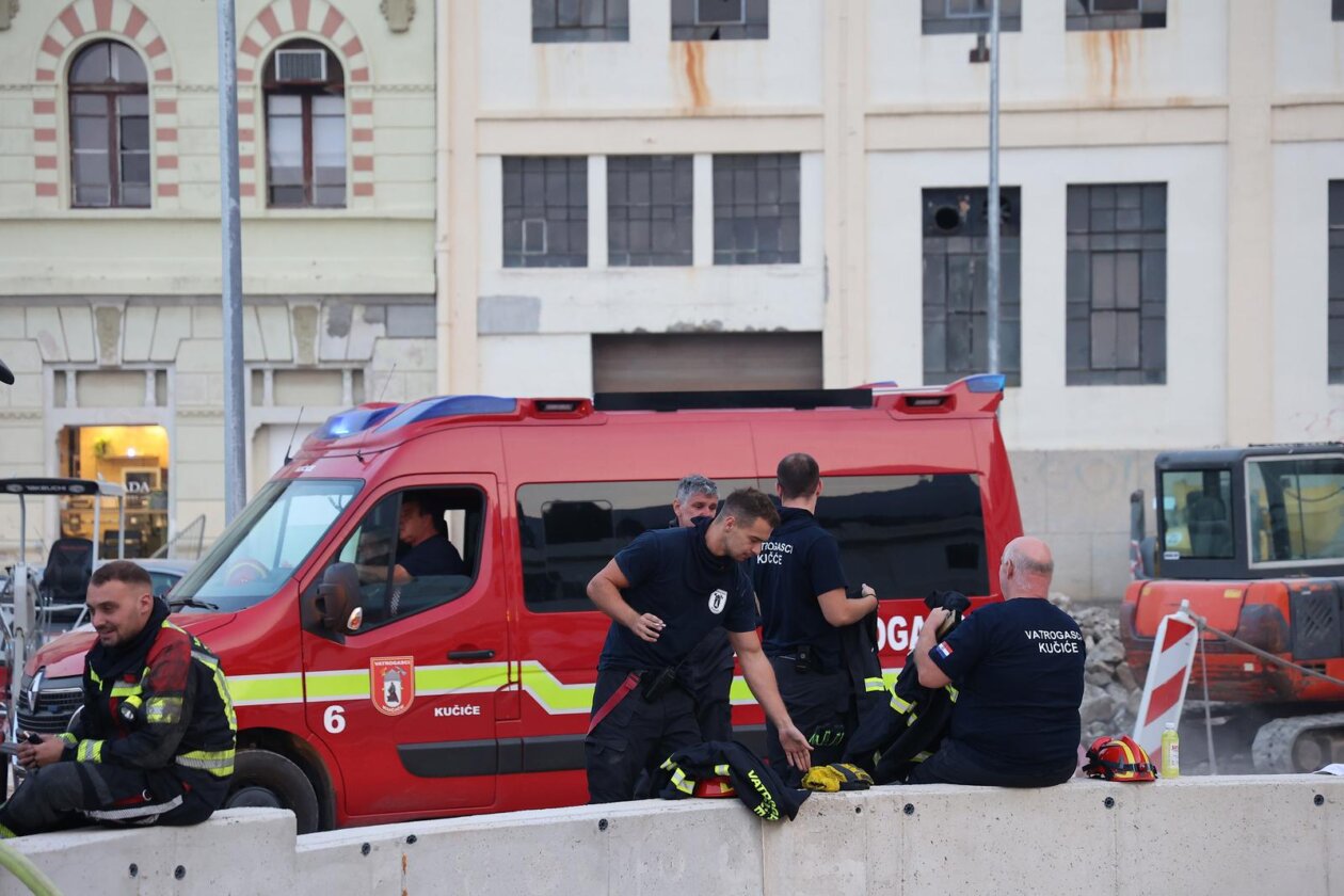 Požar kod Omiša i dalje bukti Požar kod Omiša i dalje bukti