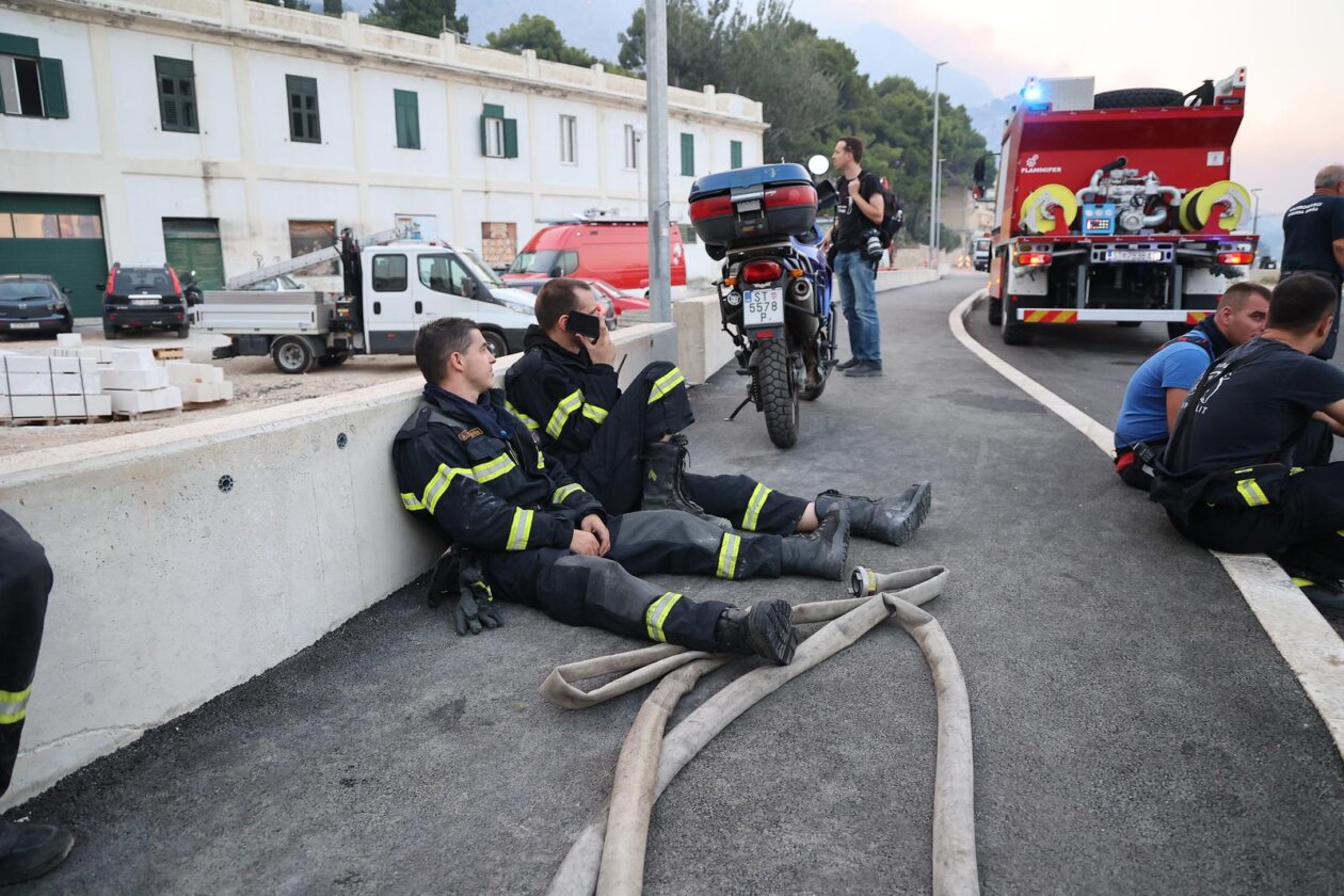 Požar kod Omiša i dalje bukti Požar kod Omiša i dalje bukti