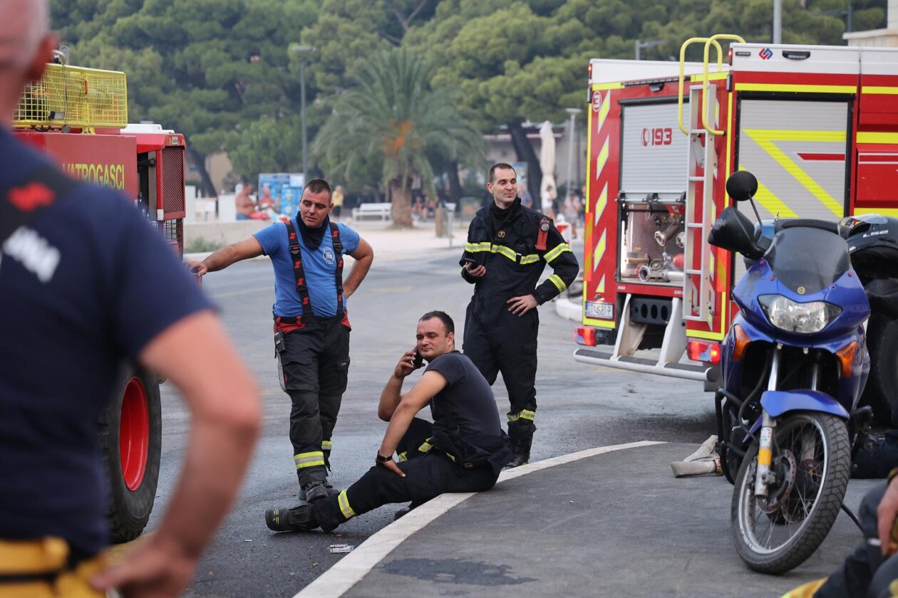 Požar kod Omiša i dalje bukti Požar kod Omiša i dalje bukti