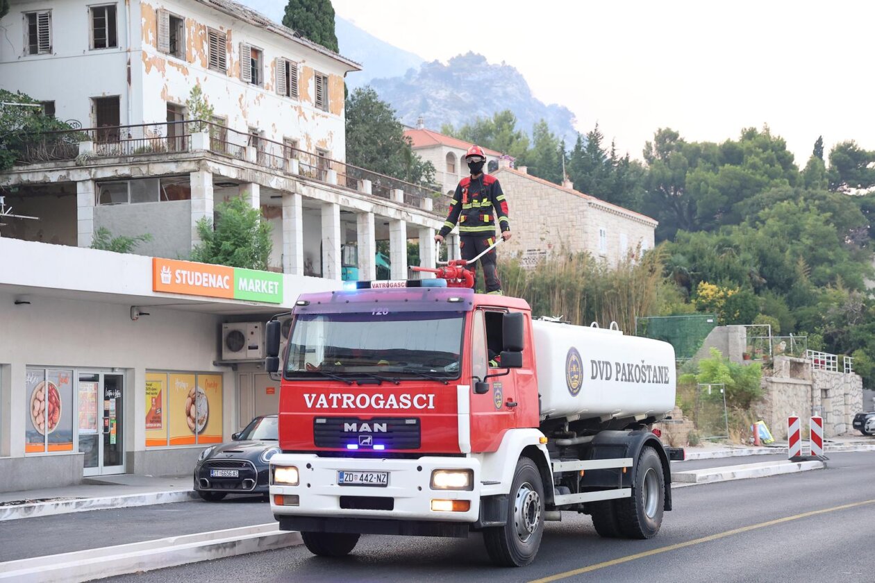 Požar kod Omiša i dalje bukti Požar kod Omiša i dalje bukti