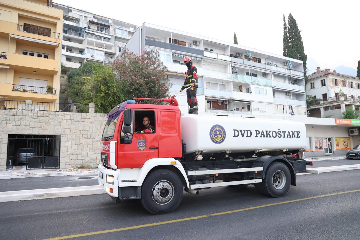 Požar kod Omiša i dalje bukti Požar kod Omiša i dalje bukti