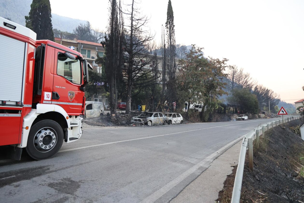 Požar kod Omiša i dalje bukti Požar kod Omiša i dalje bukti