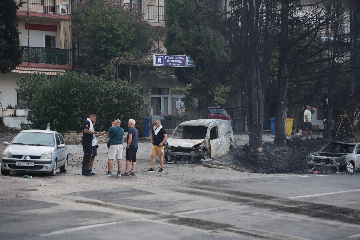 Požar kod Omiša i dalje bukti Požar kod Omiša i dalje bukti