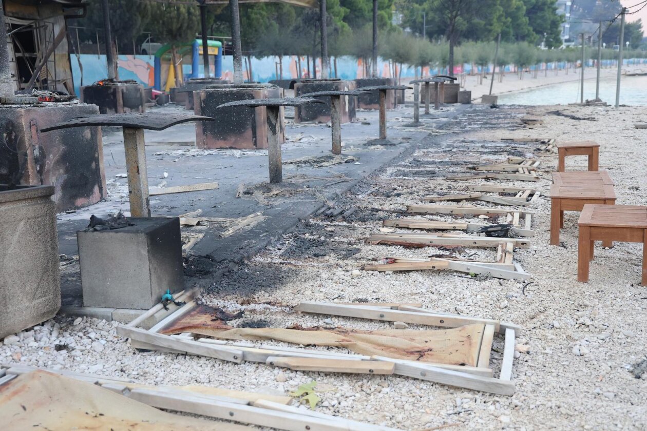 Požar kod Omiša i dalje bukti Požar kod Omiša i dalje bukti