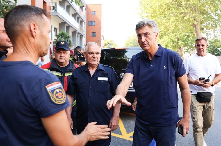 Sastanak Plenkovića s predstavnicima žurnih službi zbog požarau Omišu Sastanak Plenkovića s predstavnicima žurnih službi zbog požarau Omišu