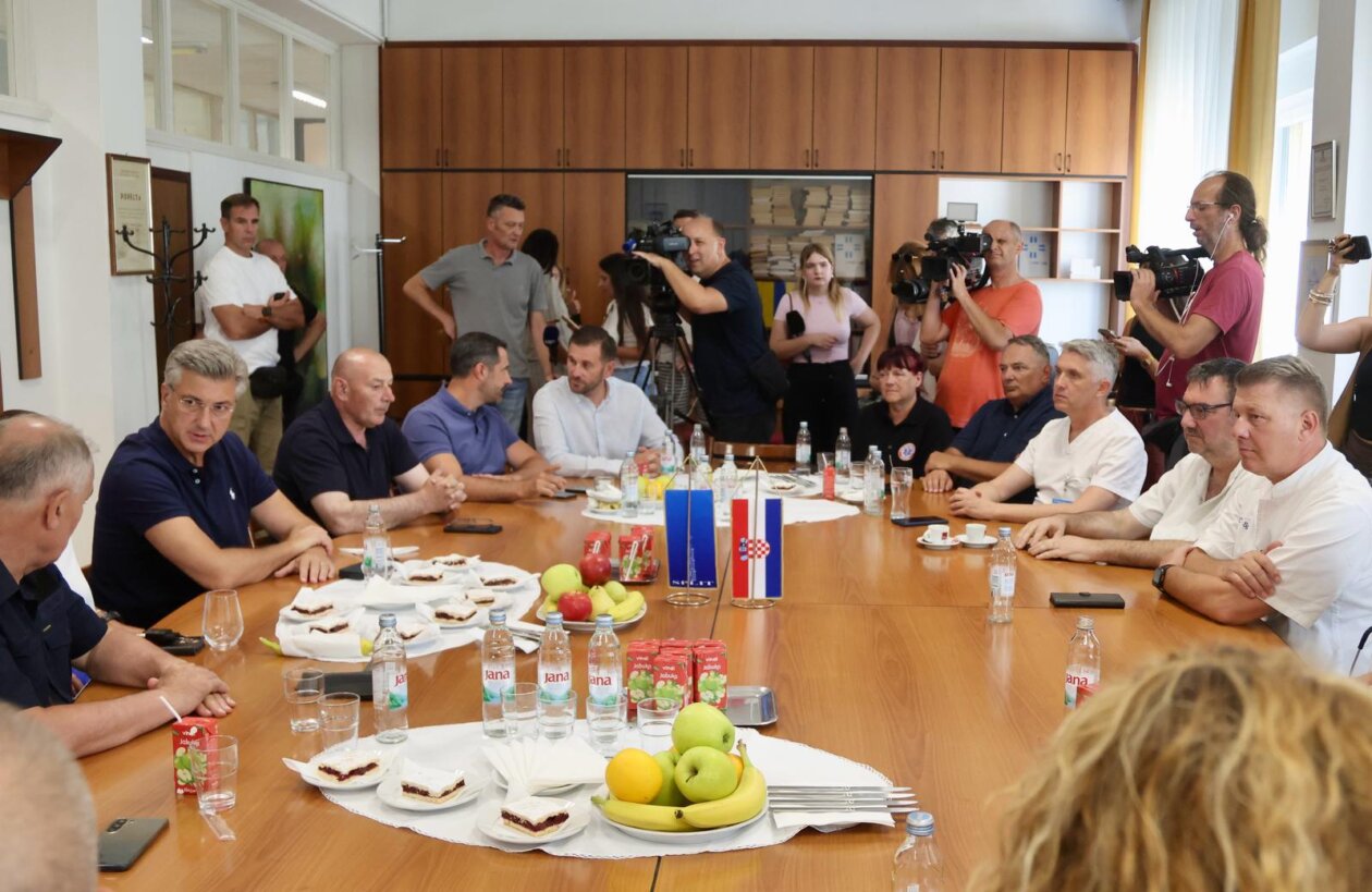 Split: Premijer Plenković u obilasku ozlijeđenih u požaru