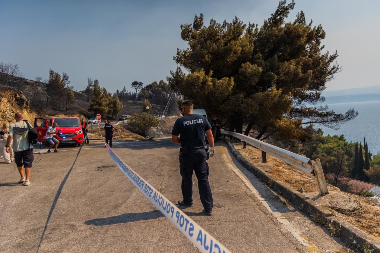 Mala Luka lokacija na kojoj je pronađeno mrtvo tjelo gdje se jos uvijek provodi očevid Mala Luka lokacija na kojoj je pronađeno mrtvo tjelo gdje se jos uvijek provodi očevid