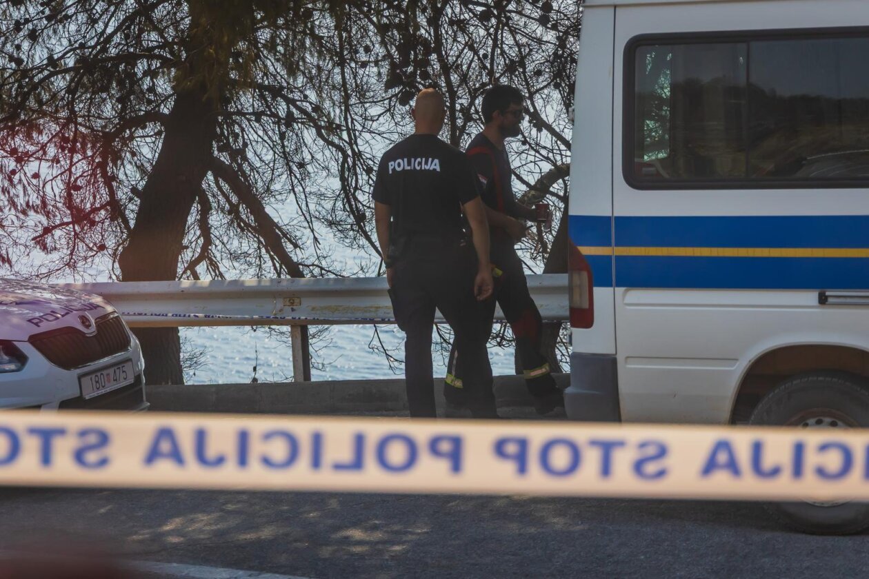 Mala Luka lokacija na kojoj je pronađeno mrtvo tjelo gdje se jos uvijek provodi očevid Mala Luka lokacija na kojoj je pronađeno mrtvo tjelo gdje se jos uvijek provodi očevid